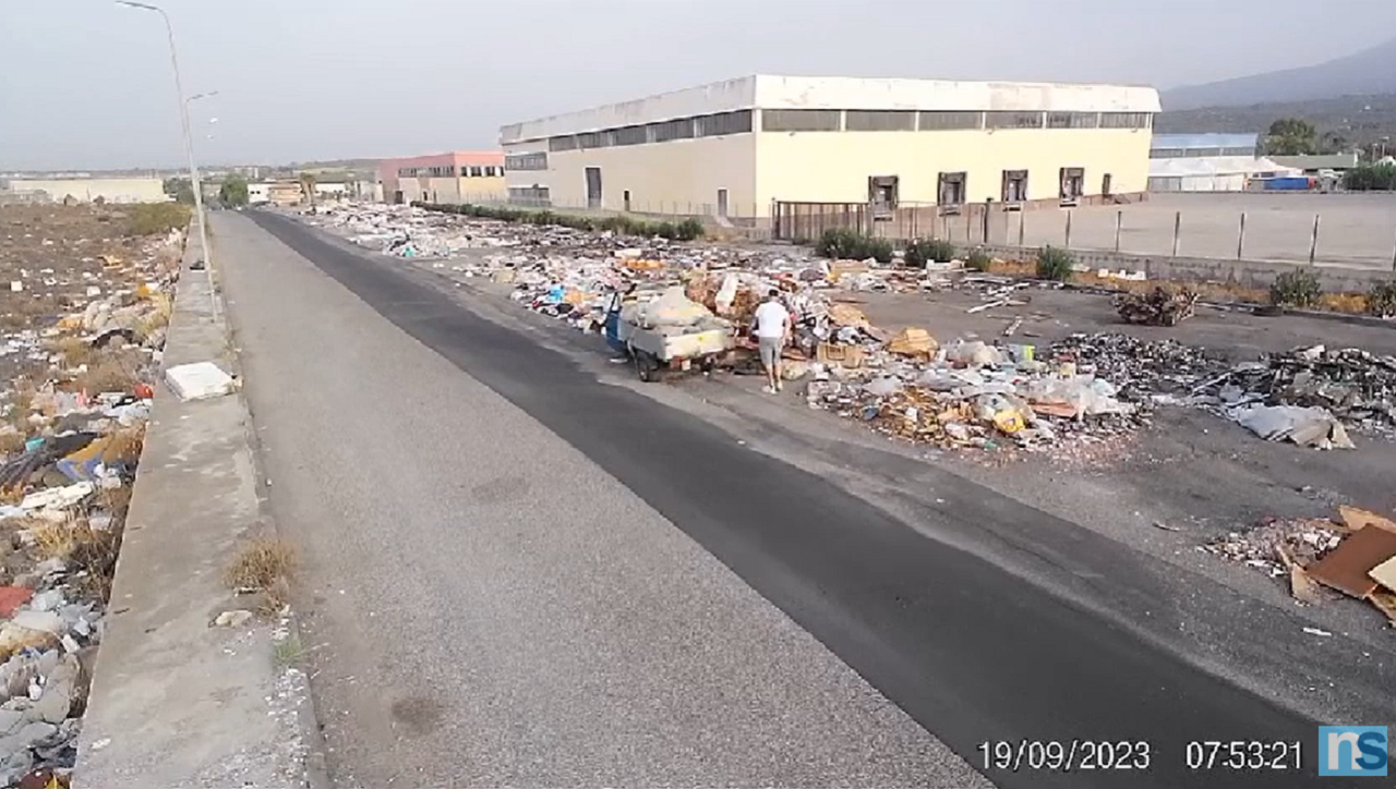 Belpasso, getta rifiuti in strada ma viene incastrato dalle telecamere: il VIDEO