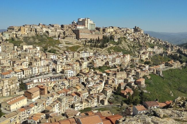Troina, revocata cittadinanza onoraria a Mussolini