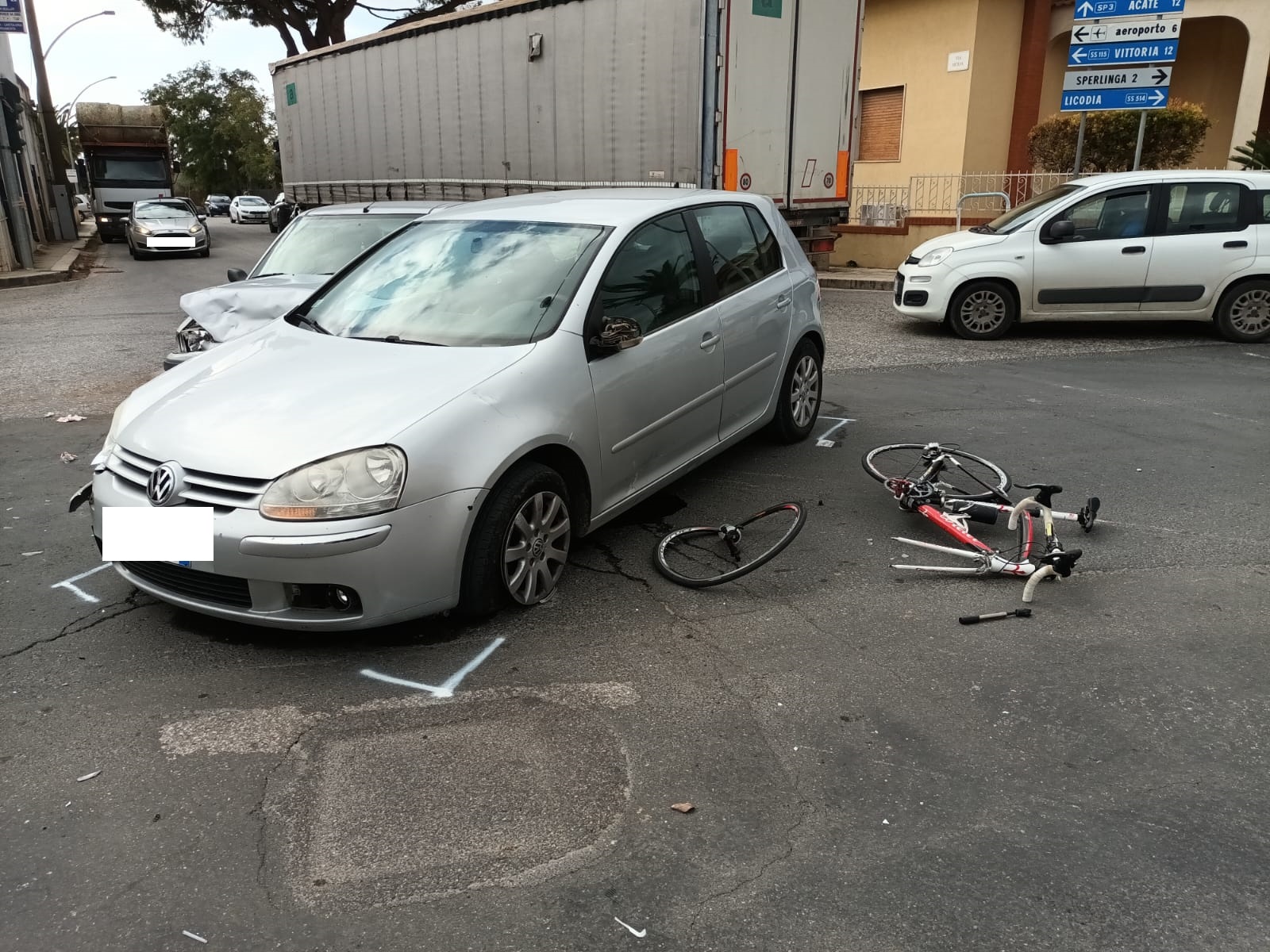 Violento scontro tra 2 auto e una bici, ciclista al Cannizzaro