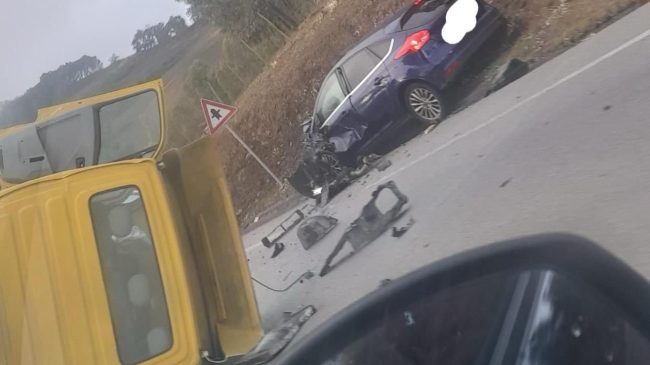 Grave incidente sulla SS 117 bis, camion colpisce un’auto e si ribalta