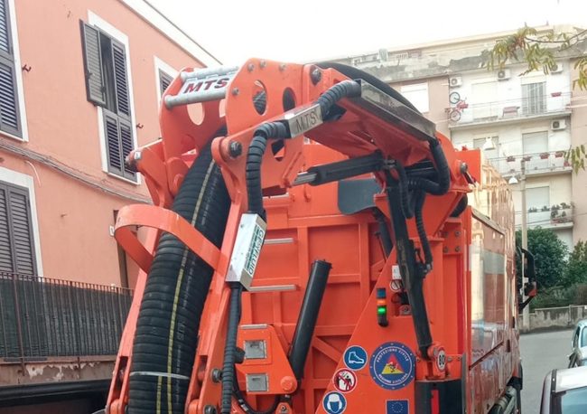 “Grazie Presidente Carnazza”, c’è aria di rinascita nel quartiere Barriera: oggi pulizia caditoie con canal jet