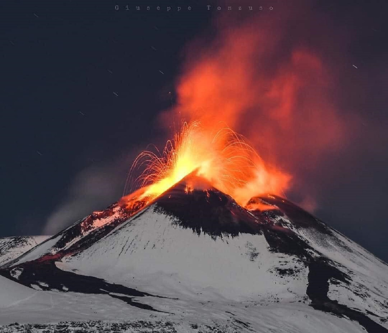 Etna tra neve, lava… e luce lunare