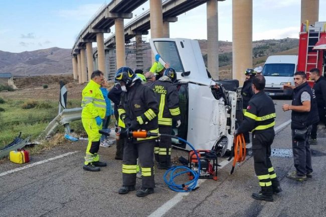 Perde il controllo dell’auto, si schianta con il guardrail e poi si ribalta: 91enne tra le lamiere