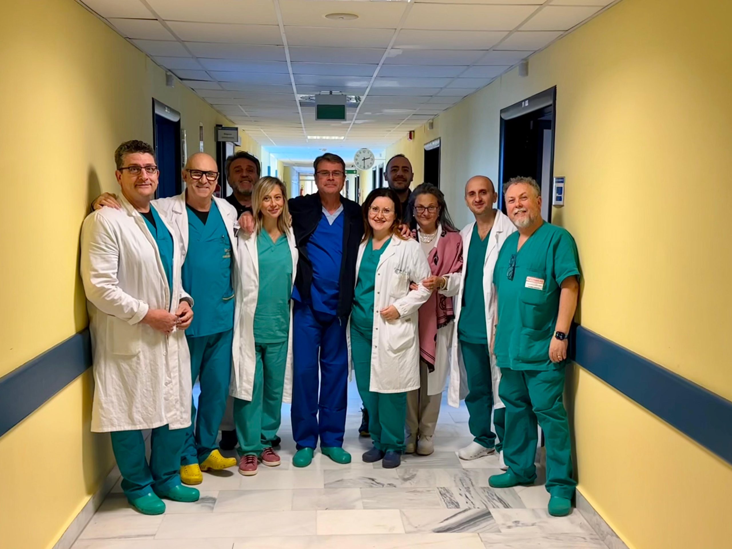 Orecchio bionico, primo intervento all’ospedale di Caltagirone: 50enne torna a sentire