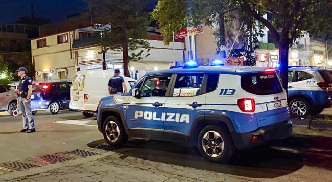 Posteggia l’auto in mezzo alla strada e si giustifica: “Dovevo prendere un caffè, non ho tempo da perdere con la polizia”