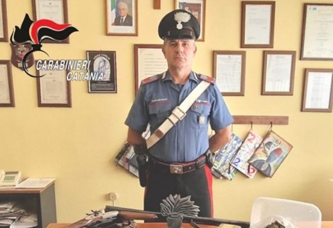 Nascondeva armi e droga in casa, 23enne “tradito” dalle foto che pubblicava sui social