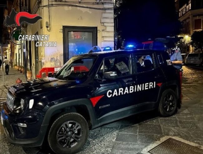 Botte da orbi nel centro di Biancavilla: 4 denunciati, 2 sono minorenni