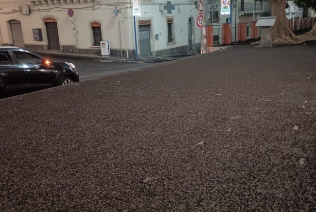 Cenere vulcanica, a Riposto colpite le frazioni di Archi e Carruba: sindaco emana ordinanza