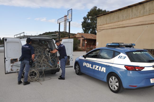 Rubano cavi elettrici in un’ex fabbrica di Adrano, fermati in due
