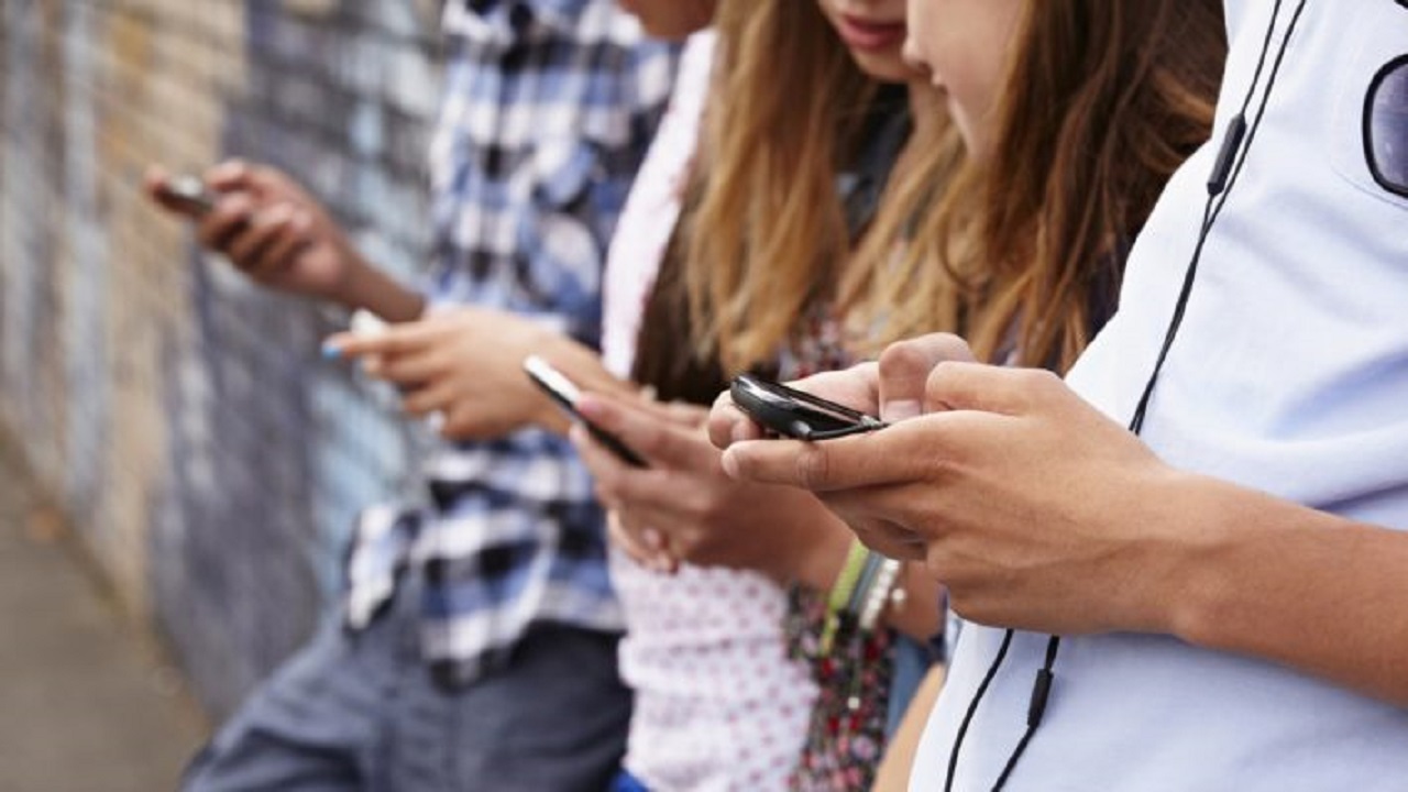 In Sicilia 7 minori su 10 stanno con lo smartphone in mano: cresce il cyberbullismo dai 13 ai 15 anni