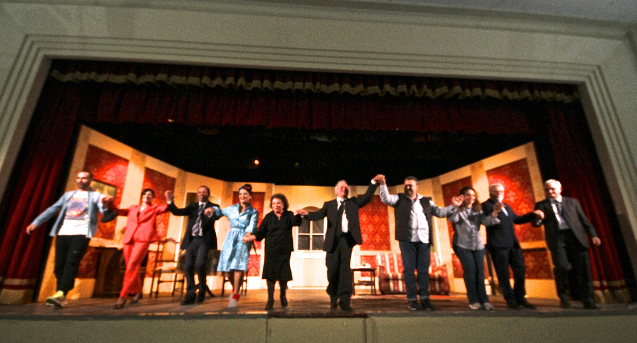 La prima del Teatro Stabile Gravina con “Casa Campagna” tra risate e applausi