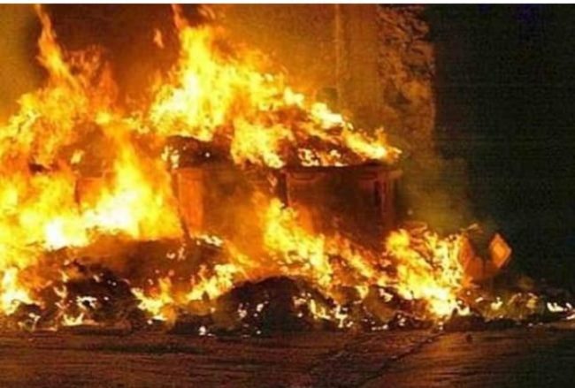Spazzatura in fiamme, roghi continui nella notte allo Zen