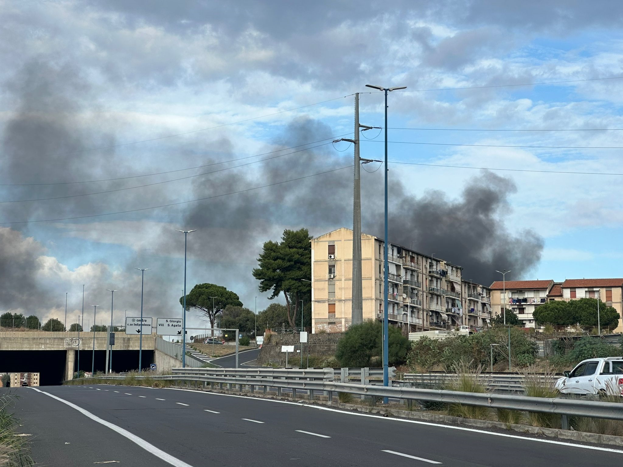 Incendio vicino il cimitero di Catania, cattivo odore avvertito dai residenti – VIDEO