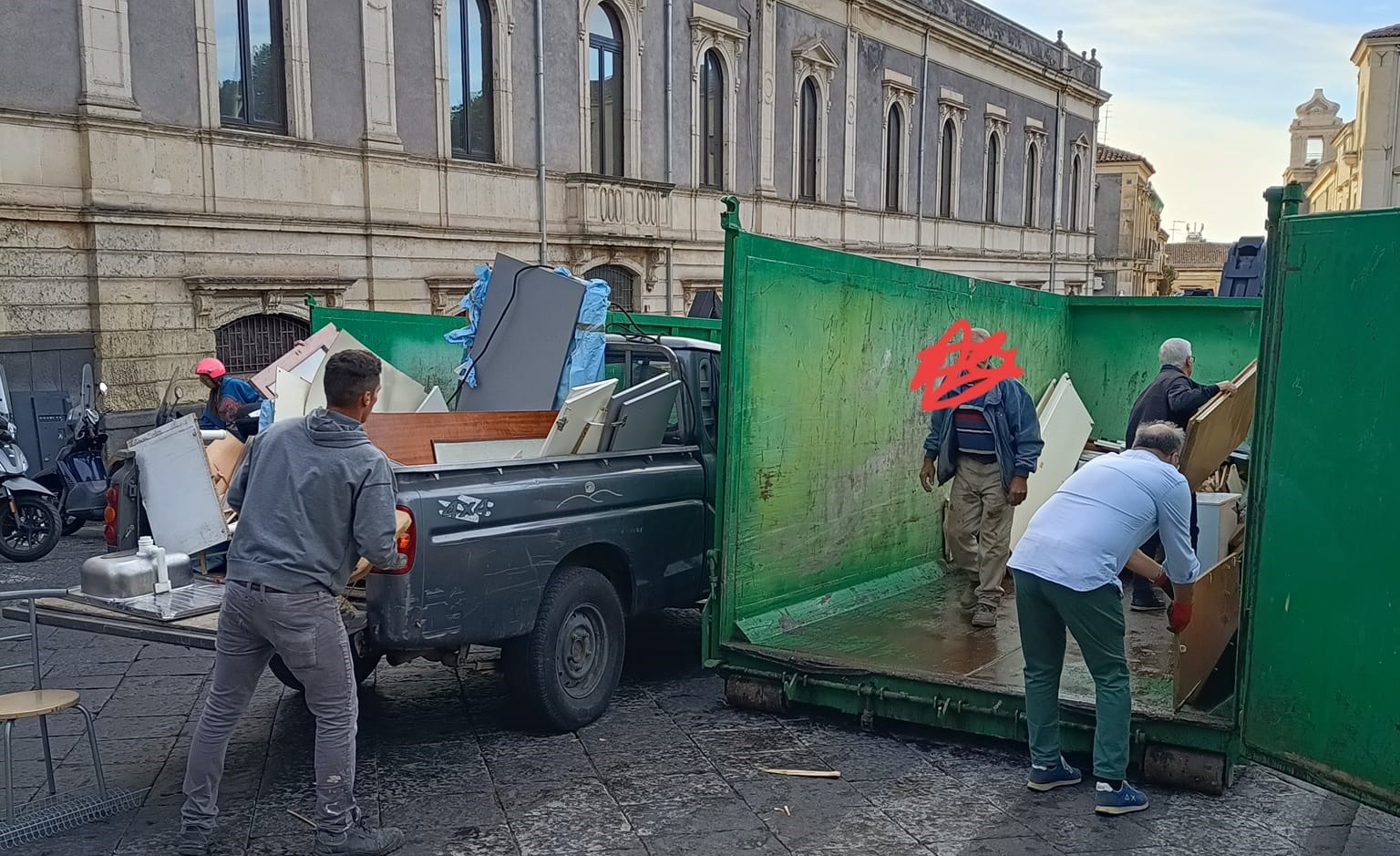 I cittadini consegnano rifiuti a piazza Dante, presidente Primo Municipio: “Fiduciosi sulla condivisione”