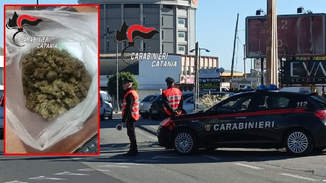 Vede i carabinieri e rallenta per non dare nell’occhio, fermato 52enne che nascondeva droga nello scooter