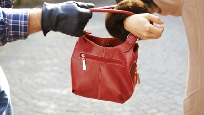 Scippa borsa a un’anziana con violenza, arrestato sorvegliato speciale