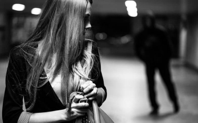 Minacce, pedinamenti e molestie: l’incubo di una donna che trova la forza di denunciare il suo stalker