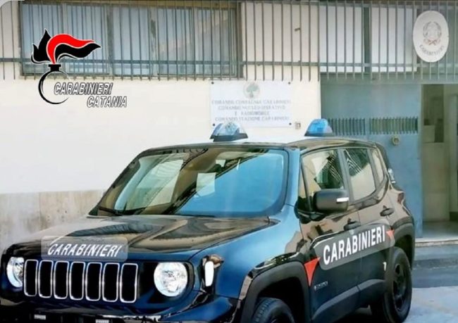 Picchia e tenta di soffocare la fidanzata con un cuscino, 20enne arrestato nel Catanese