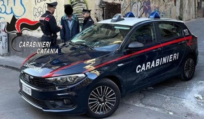 Accerchiati e derubati del cellulare a San Berillo, fermato il responsabile