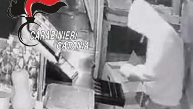 Furti a San Giovanni La Punta, denunciati due ladri “sbadati”