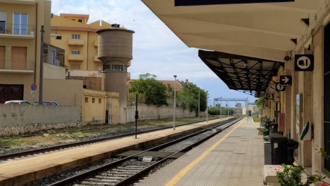 Sequestrano un addetto alle pulizie in stazione per rapinarlo: arrestati due giovani, uno è minorenne