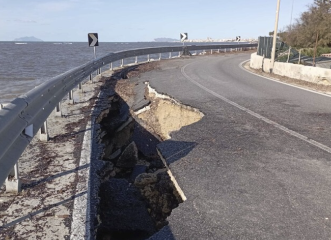 Cede tratto di strada per raggiungere il lungomare a Marsala