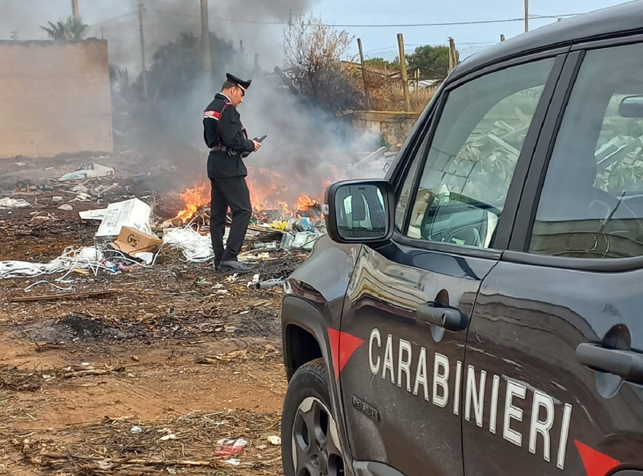 Imprenditore agricolo sorpreso mentre incendia rifiuti: sequestrata area di 1600 mq