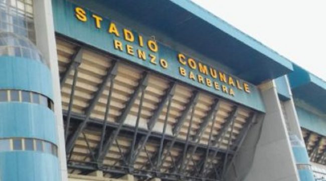 Steward preso a pugni da un tifoso durante Palermo-Brescia