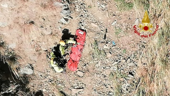 Recuperato il cadavere di un uomo caduto in un burrone, disposta l’autopsia