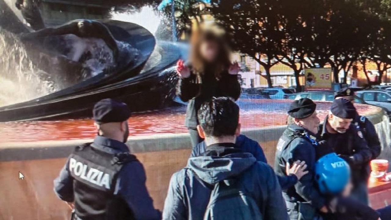 Catania, vernice nella fontana dei Malavoglia e blocco stradale: 10 denunce