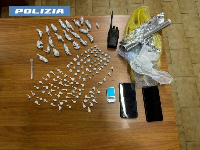 Catania, vede i poliziotti e prova a fuggire: arrestato giovane spacciatore in via Capo Passero