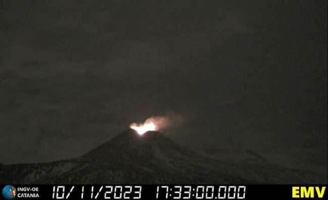 Etna in “fermento”, attività stromboliana in corso e forti boati