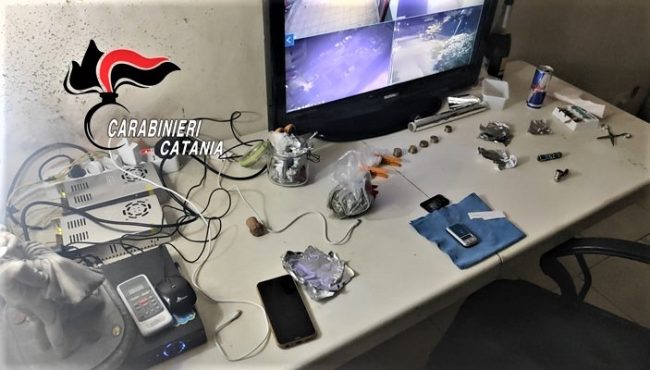 La base dello spaccio in un appartamento di Librino, arrestati due catanesi