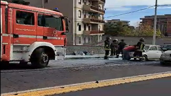 Catania, auto va a fuoco in via Passo Gravina: traffico in tilt – VIDEO