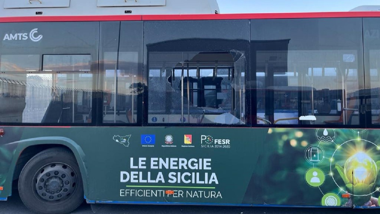 Lancio di sassi contro un autobus Amts a Catania, Faisa Cisal: “Inammissibile” – LE FOTO