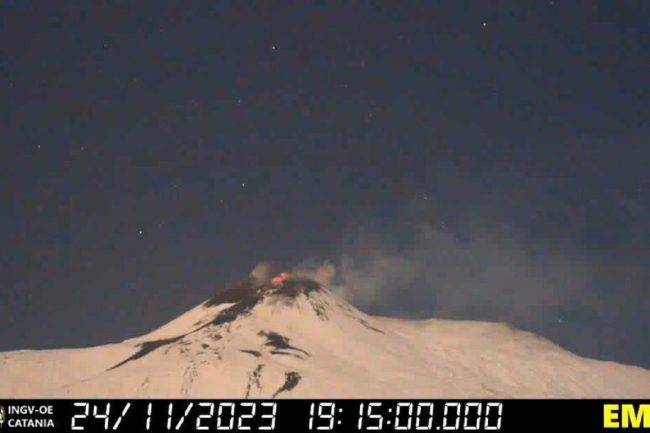 Etna, permane modesta attività stromboliana ma poca cenere