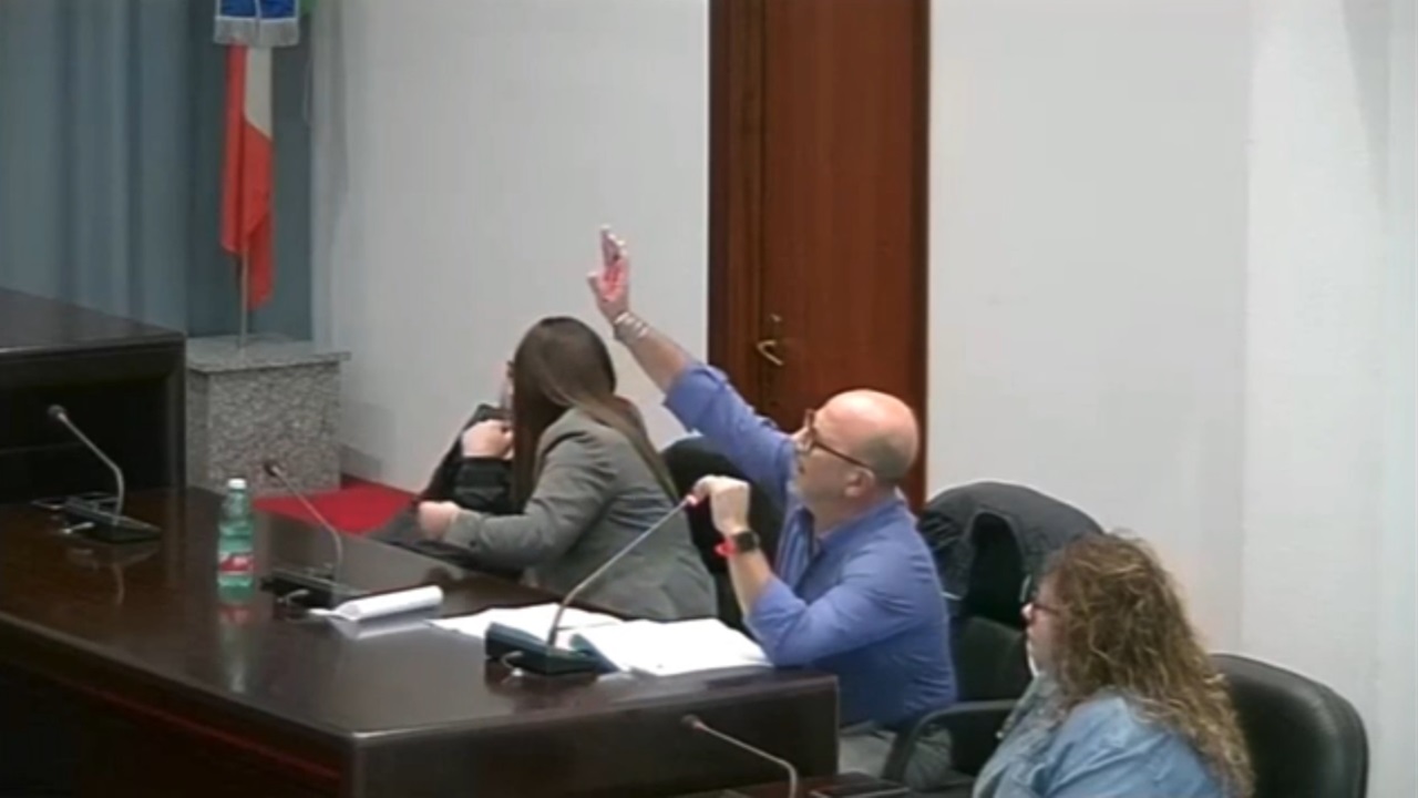 Camporotondo, il presidente del consiglio comunale non gli dà la parola: lui replica con “Heil Hitler”