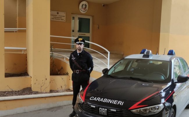 Nasconde la droga sotto una mattonella, pusher beccato mentre spaccia allo Zen