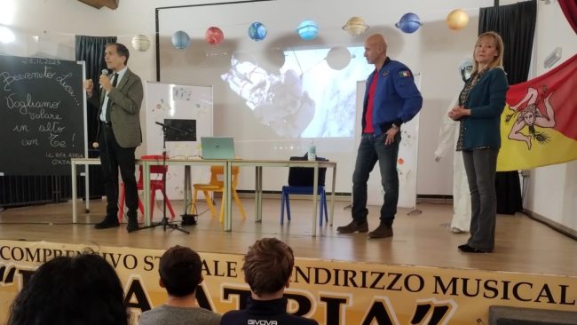 “Chi studia comprende meglio il mondo”: Luca Parmitano incanta gli studenti dell’I.C. Rita Atria di Catania
