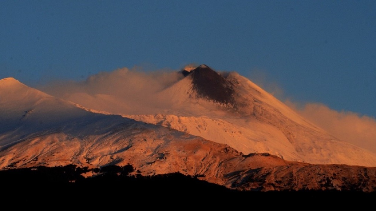 Etna, tre episodi esplosivi negli ultimi giorni: il bollettino Ingv