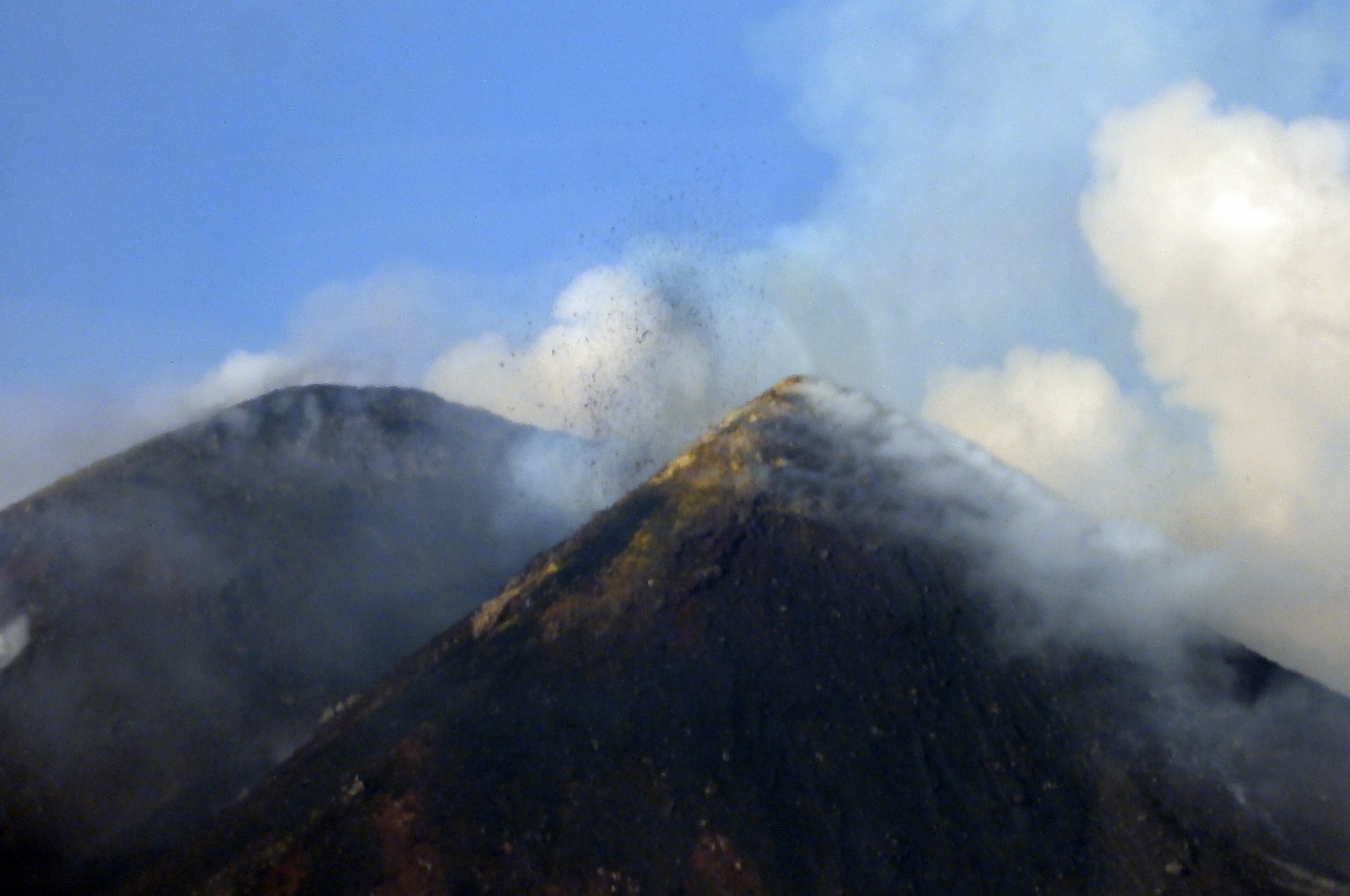 Etna in eruzione, trabocco lavico ed emissione di cenere