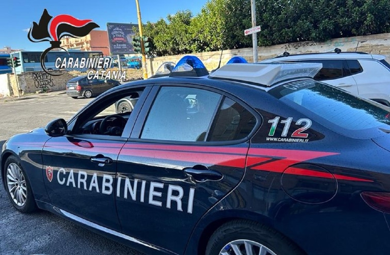 Fugge ai carabinieri, torna a casa e si fa trovare in pigiama: arrestato