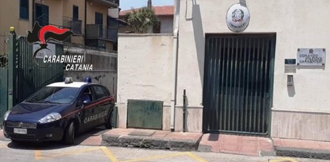 Schiaffi, calci, pugni e tentativi di strangolamento: l’incubo di una 29enne nel Catanese