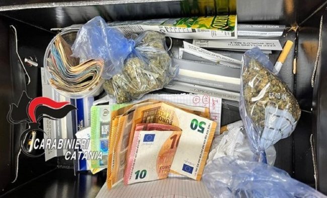 Giarre, è ai domiciliari ma continua a spacciare: beccato mentre vende droga a un minorenne