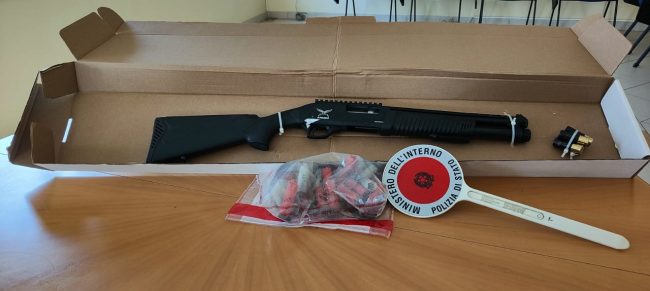 Perquisizioni allo Zen, trovato un fucile a pompa pronto a sparare