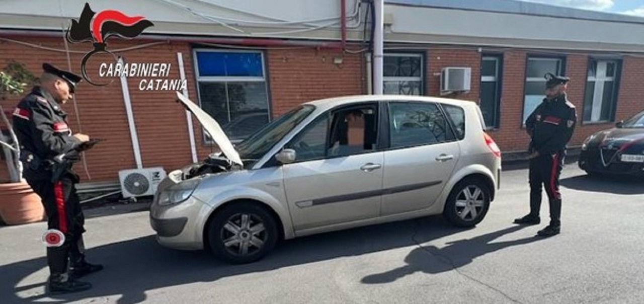 Catania, vecchia conoscenza dei carabinieri beccata con un complice su un’auto rubata