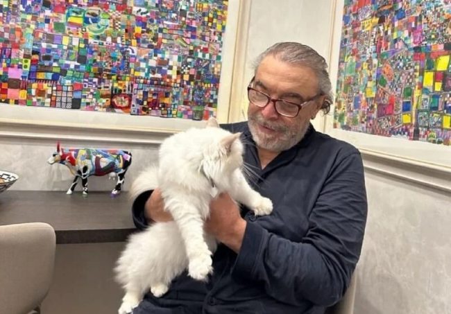Scomparsa del gatto Hiro di Nino Frassica, indagata la moglie per stalking e diffamazione