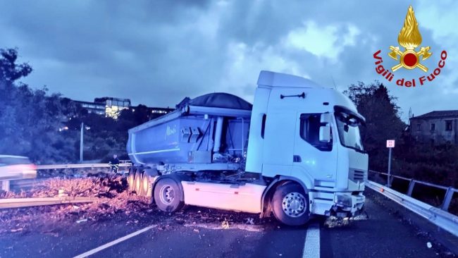 A18, incidente tra Giarre e Fiumefreddo: coinvolti due mezzi – LE FOTO