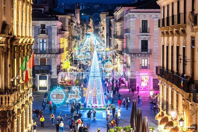 Catania s’illumina per le festività natalizie