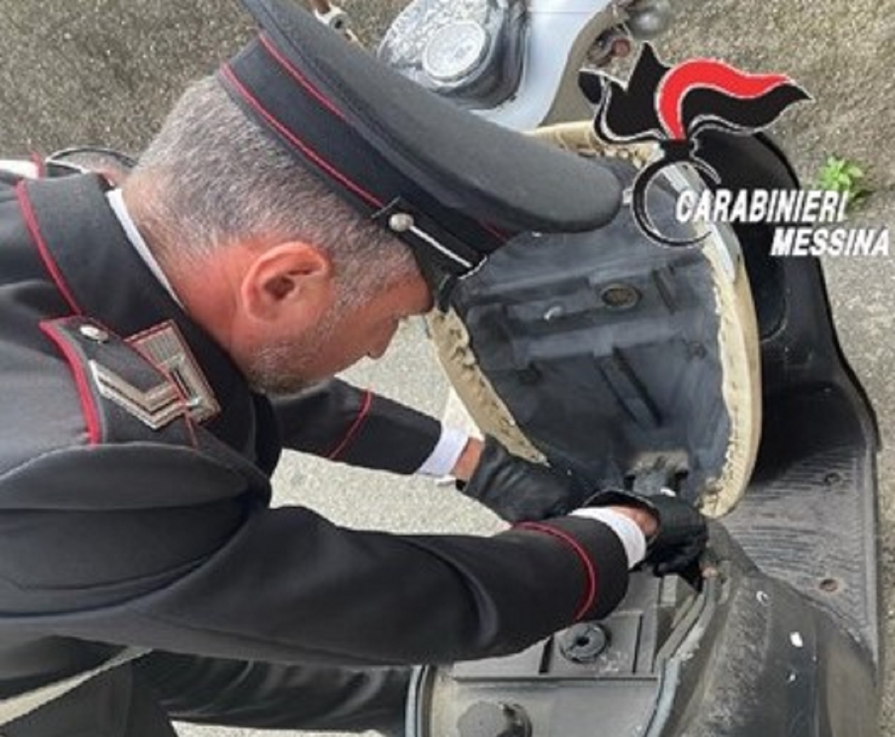 Giovane su un motorino senza patente e con la droga scappa ma urta l’auto dei carabinieri